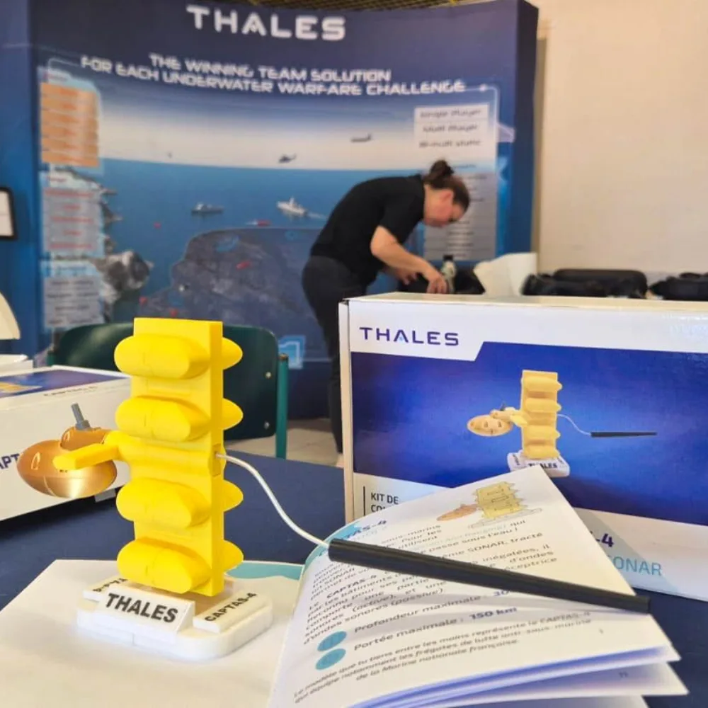 Kit CAPTAS-4 et son packaging présentés sur un stand Thales